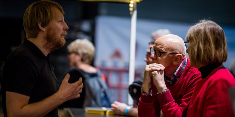 exposant in gesprek met bezoekers E-bike Xperience