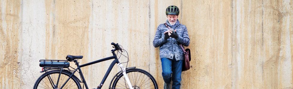 introfoto e-biker met mobieltje voor promotie