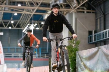 E-mountain bikers at the tracks
