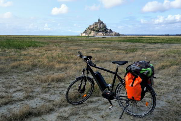 image mont saint michel with e-bike