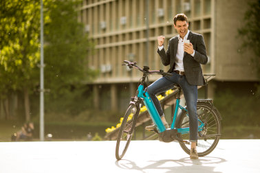 cyclist reads IBTC-news on his mobile