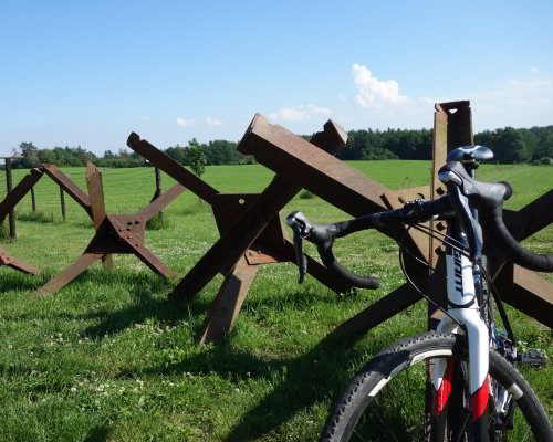 Fietsen langs de restanten van het IJzeren Gordijn