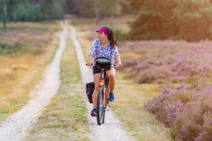 fietser op een fietsroute van het jaar